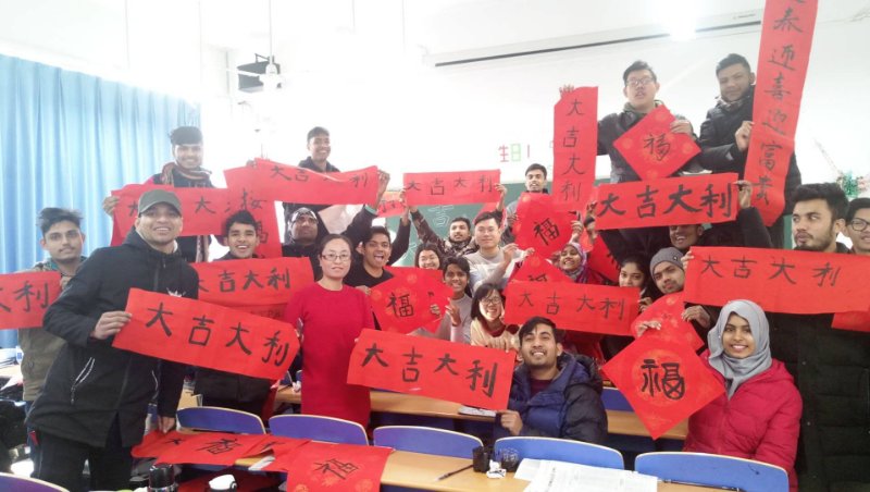 留学生们完成自己的春联“作品” 留学生们完成自己的春联“作品”